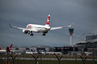 Arquivo: Um plano da Swiss Airlines chega para pousar no aeroporto de Heathrow